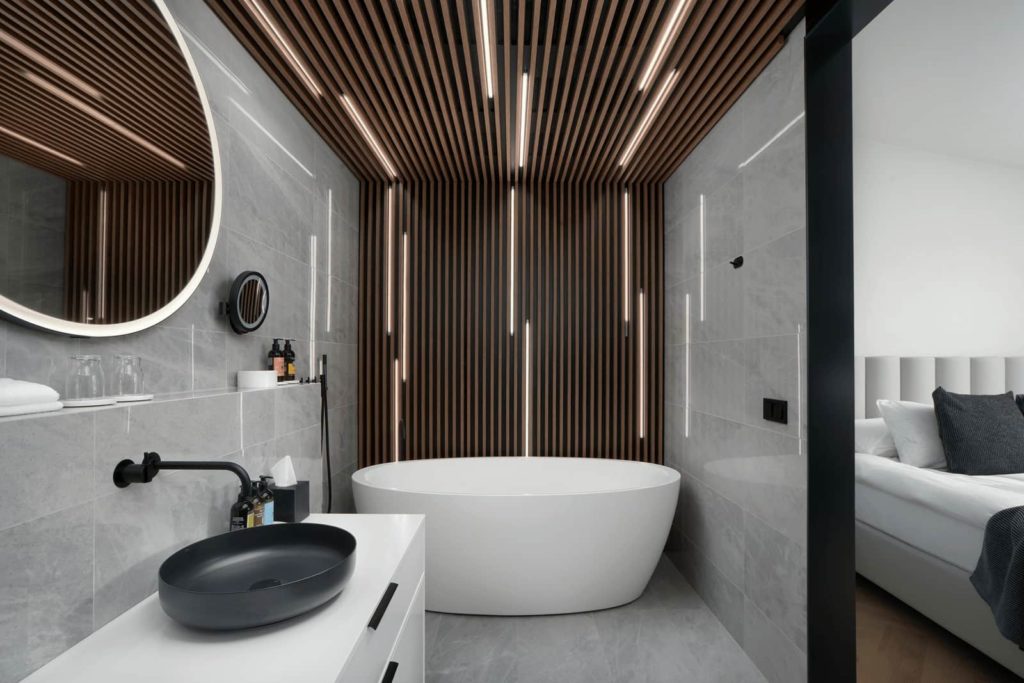 The Suite bathroom with bathtub